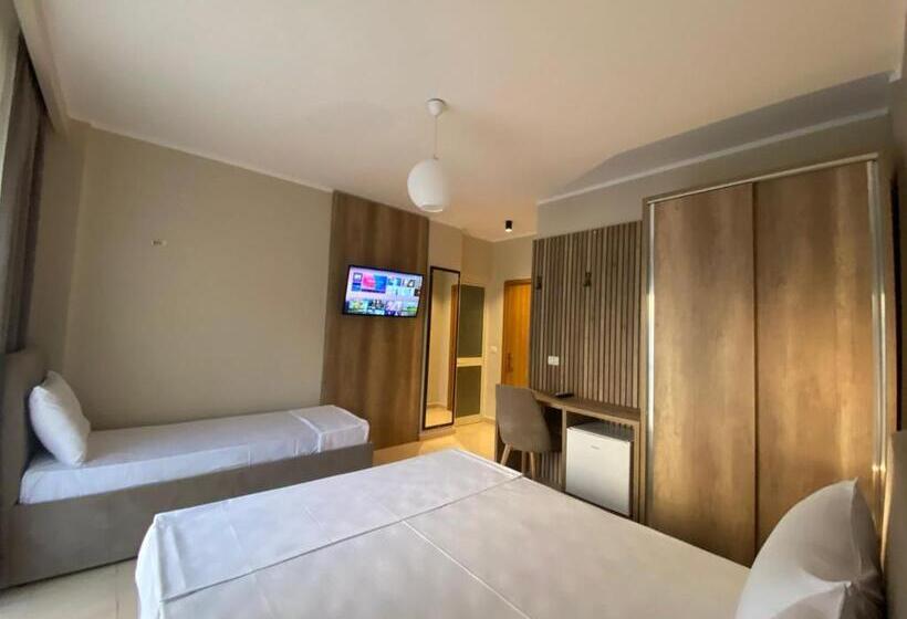 חדר סטנדרט לשלושה, Rumar