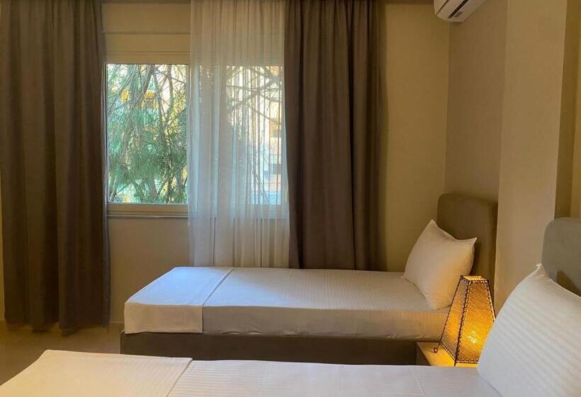 חדר סטנדרט לשלושה, Rumar