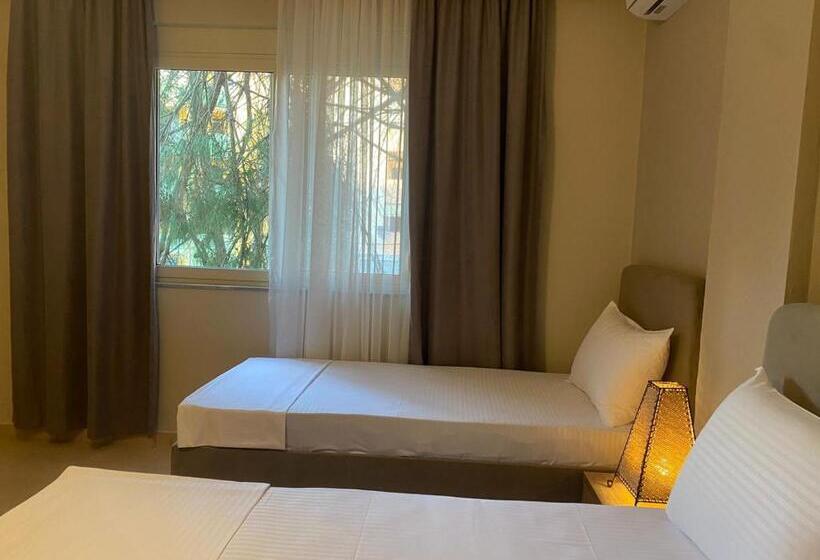 חדר סטנדרט לשלושה, Rumar