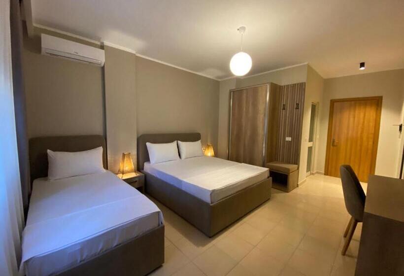 חדר סטנדרט לשלושה, Rumar