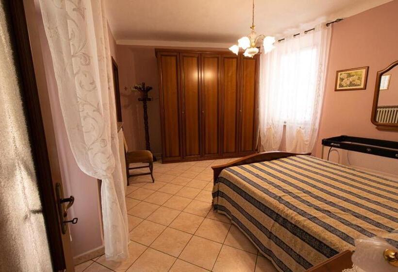 דירת חדר, La Casa Del Postino