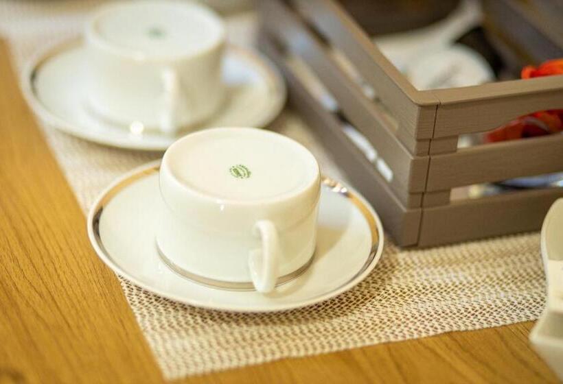 חדר אקונומי, La Casa Del Postino