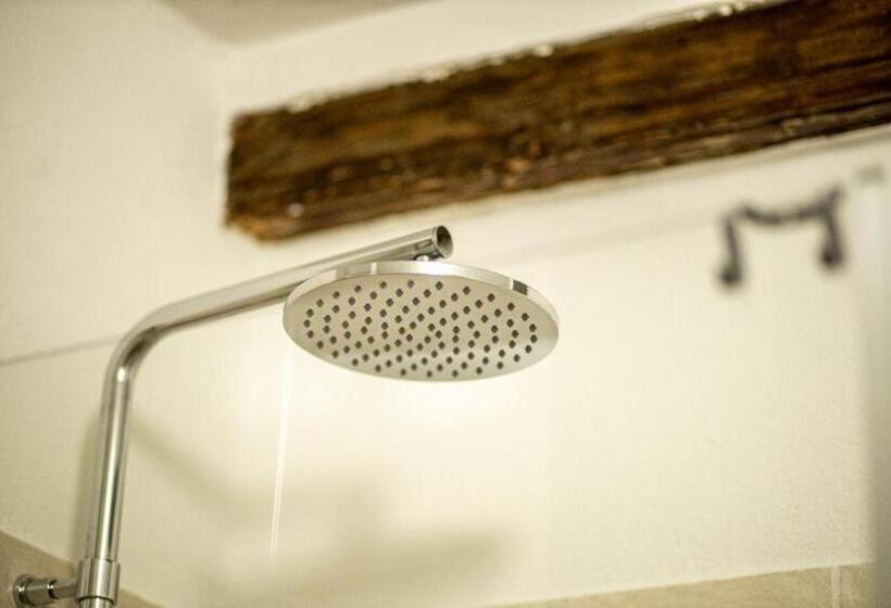 חדר אקונומי, La Casa Del Postino