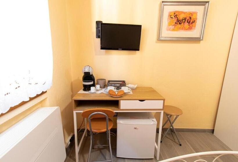 חדר אקונומי, La Casa Del Postino