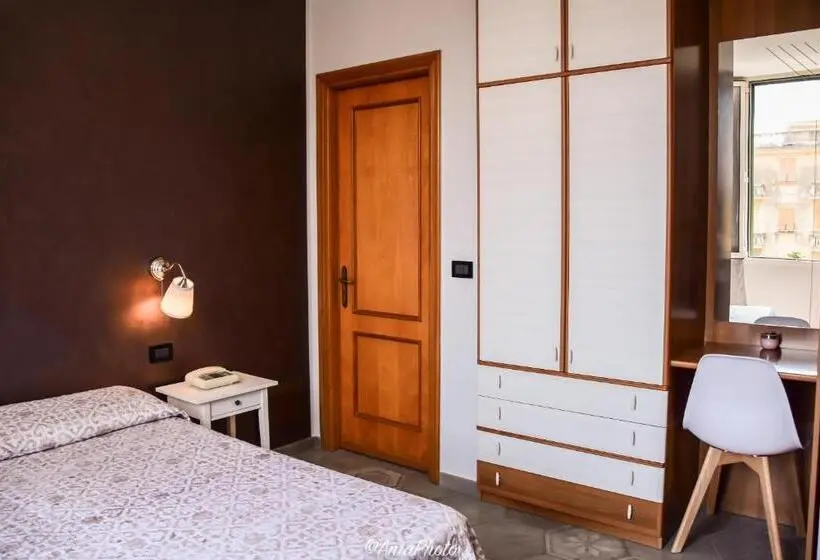 Basic Kolmen Hengen Huone, Albergo Florida Taggia