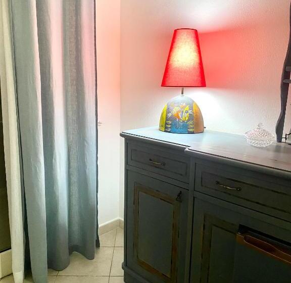 غرفة سوبيريور ثلاثية, Domo Anna