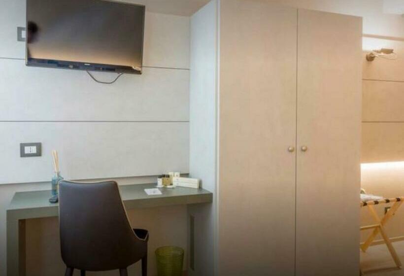 基本三人间, Accademia 21