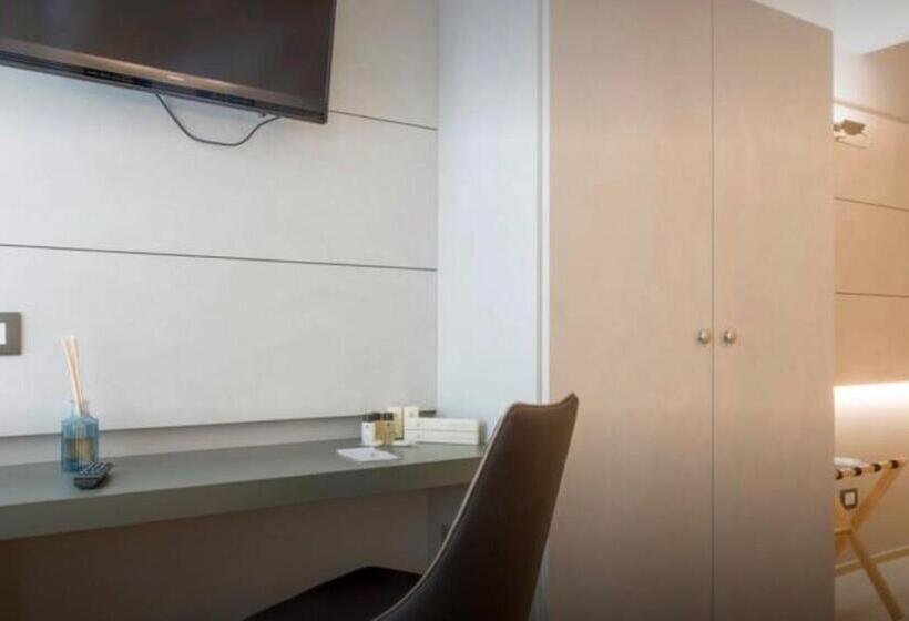 基本三人间, Accademia 21