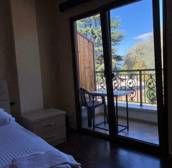 غرفة قياسية رباعية, Artist House