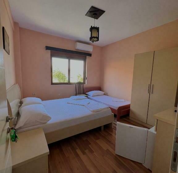 غرفة قياسية ثلاثية, Artist House