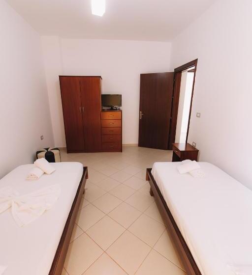 חדר משפחתי, Fish Time Ksamil