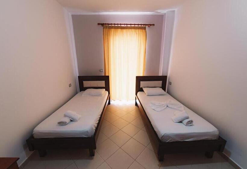 חדר משפחתי, Fish Time Ksamil