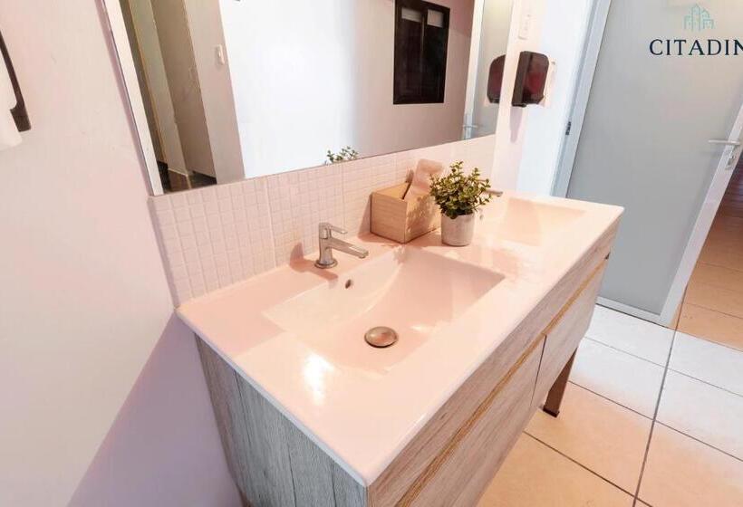 اتاق استاندارد با سرویس بهداشتی مشترک, Citadin