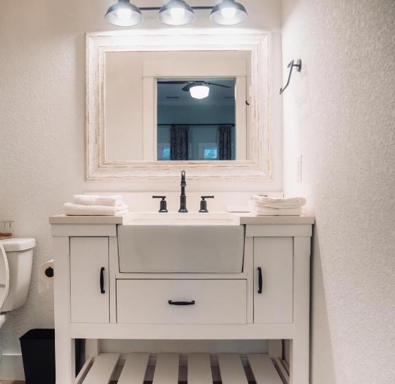 标准工作室, Wild Horse Inn