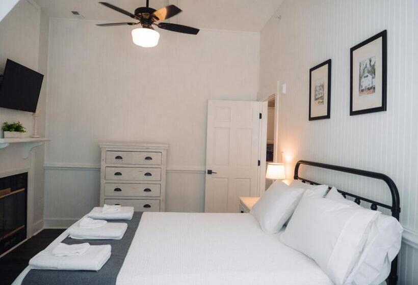 小型套房带阳台, Wild Horse Inn