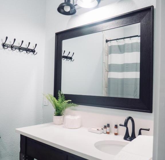 小型套房带阳台, Wild Horse Inn