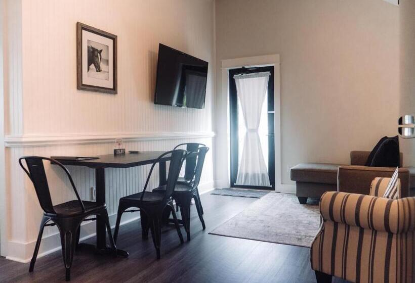 小型套房带阳台, Wild Horse Inn