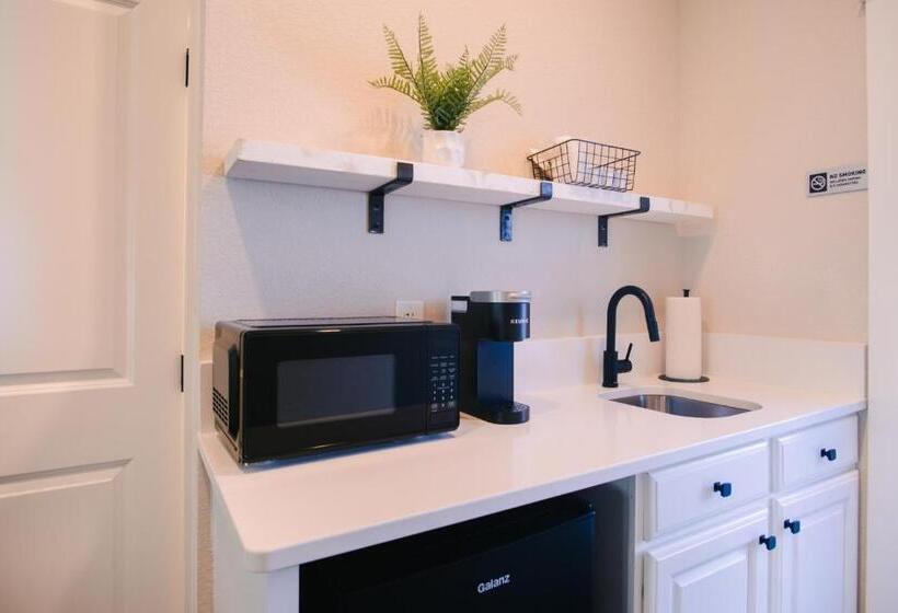 带阳台套房, Wild Horse Inn