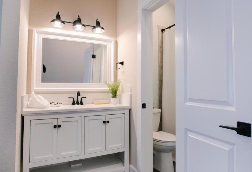 带阳台套房, Wild Horse Inn