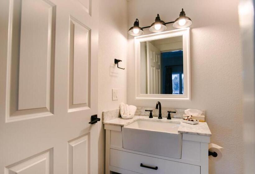 带大床的套房, Wild Horse Inn