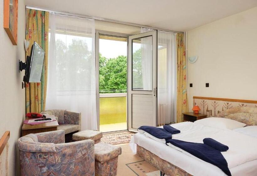 标准三人间, Retro Lido Vonyarcvashegy