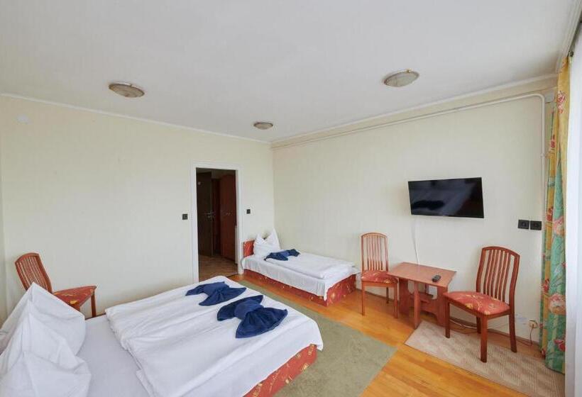 标准三人间, Retro Lido Vonyarcvashegy