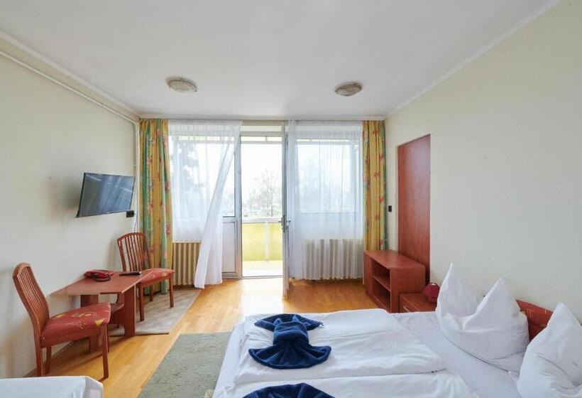 标准三人间, Retro Lido Vonyarcvashegy