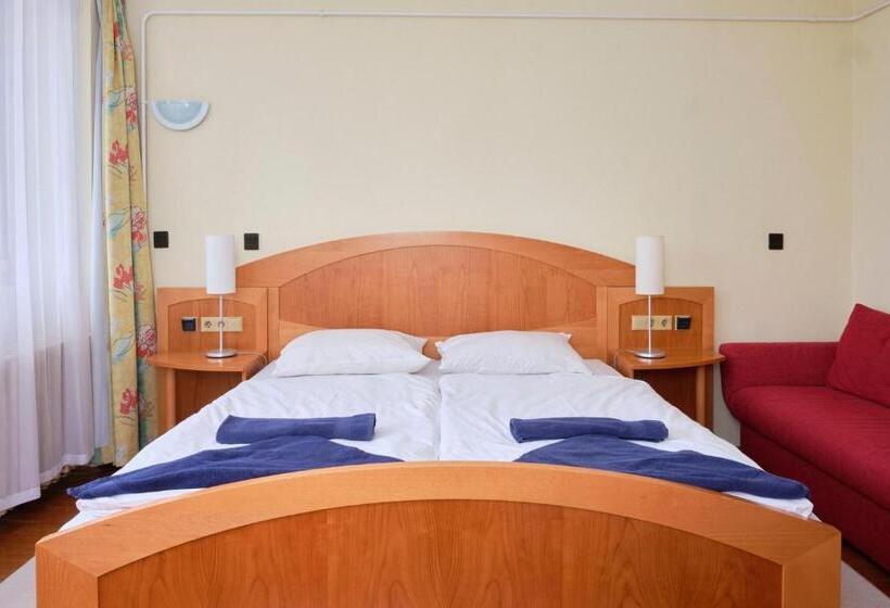 高级三人间, Retro Lido Vonyarcvashegy