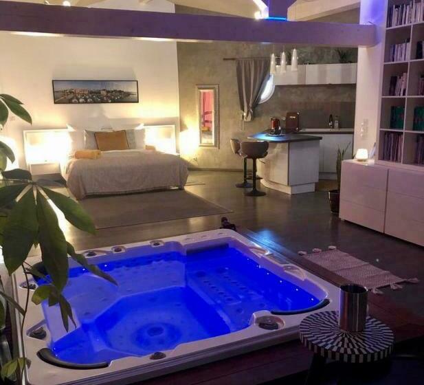 غرفة قياسية مطلّة علي حمام السباحة, Les Lofts De Bouzigues