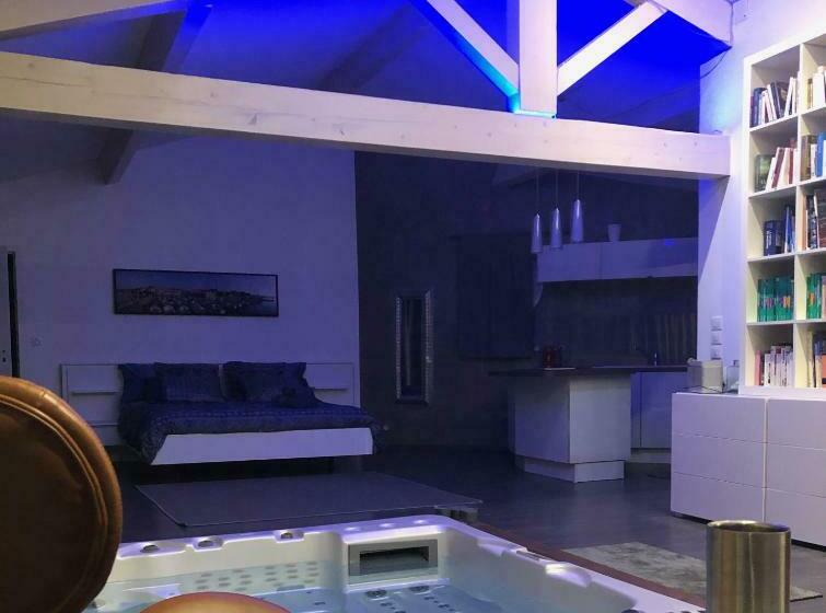 غرفة قياسية مطلّة علي حمام السباحة, Les Lofts De Bouzigues