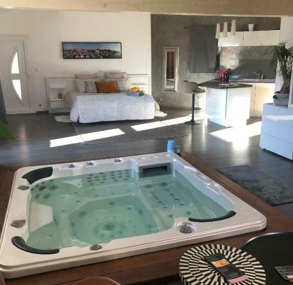 غرفة قياسية مطلّة علي حمام السباحة, Les Lofts De Bouzigues