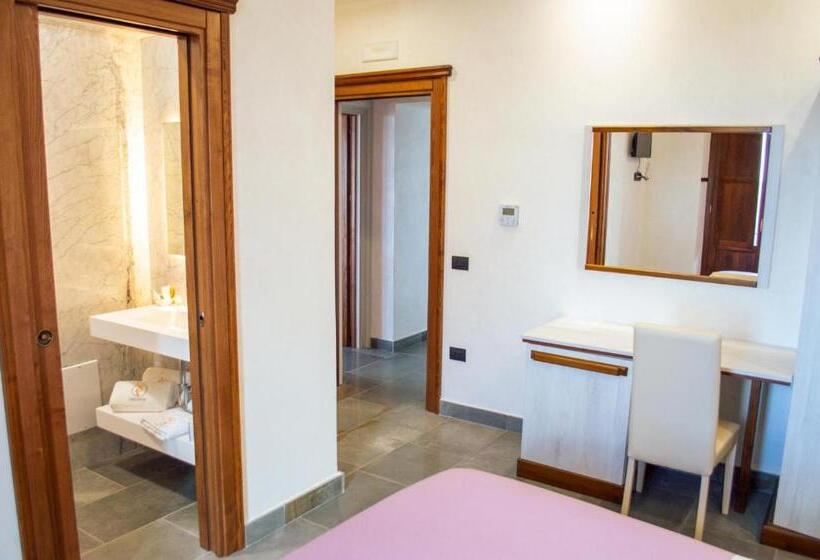 オーシャンビュースタンダードルームバルコニー付き, Palazzo Iaquinta   Rooms, Restaurant & Wellness