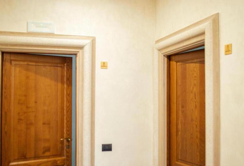 バルコニー付きスタンダードトリプルルーム, Palazzo Iaquinta   Rooms, Restaurant & Wellness