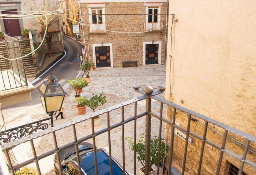 バルコニー付きスタンダードトリプルルーム, Palazzo Iaquinta   Rooms, Restaurant & Wellness