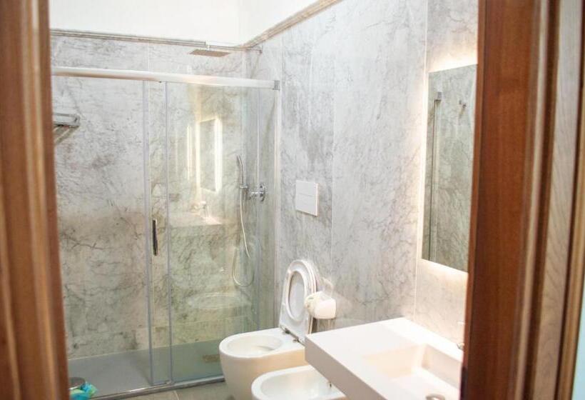 Трехместный Номер Стандарт с Балконом, Palazzo Iaquinta   Rooms, Restaurant & Wellness