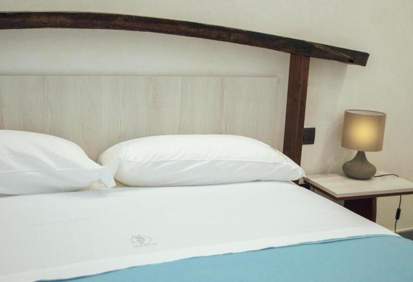 バルコニー付きスタンダードトリプルルーム, Palazzo Iaquinta   Rooms, Restaurant & Wellness