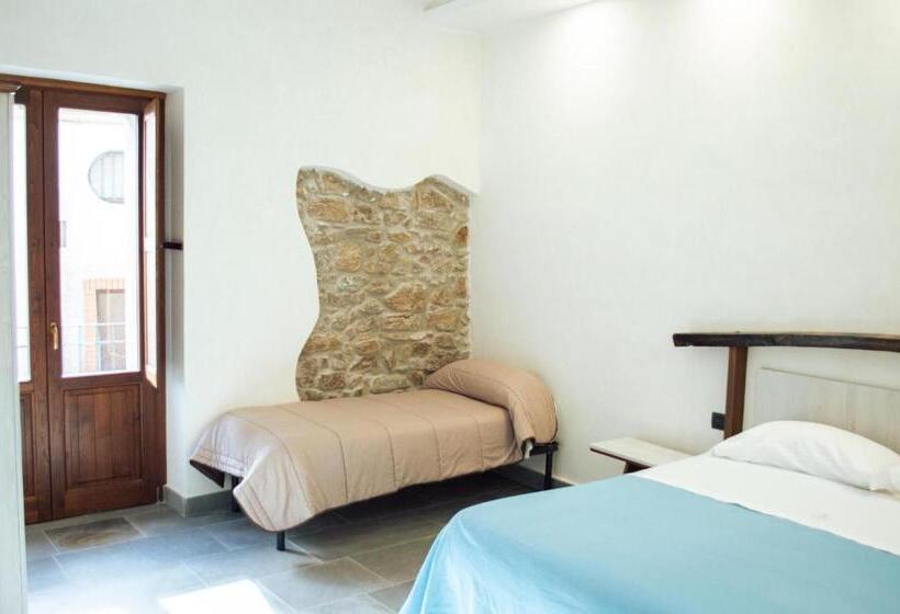 バルコニー付きスタンダードトリプルルーム, Palazzo Iaquinta   Rooms, Restaurant & Wellness