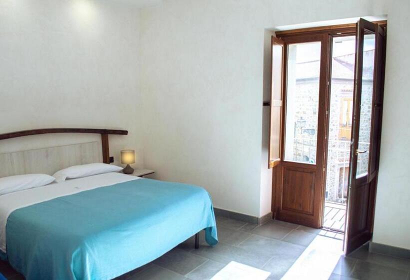 Четырехместный Номер Стандарт с Балконом, Palazzo Iaquinta   Rooms, Restaurant & Wellness
