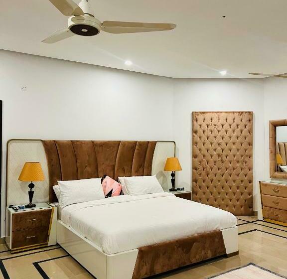 اتاق لوکس با تخت بزرگ, The Gateway Islamabad