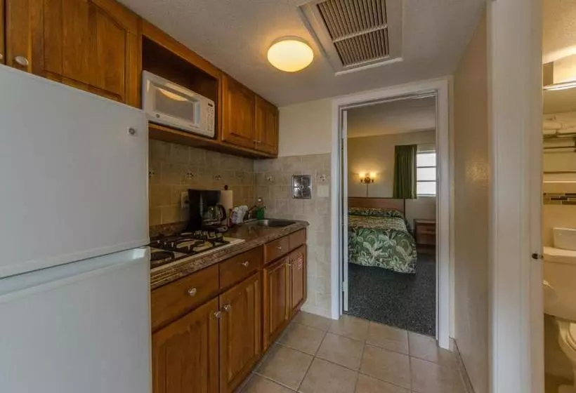 Sviitti Allasnäkymä, Attache Motel
