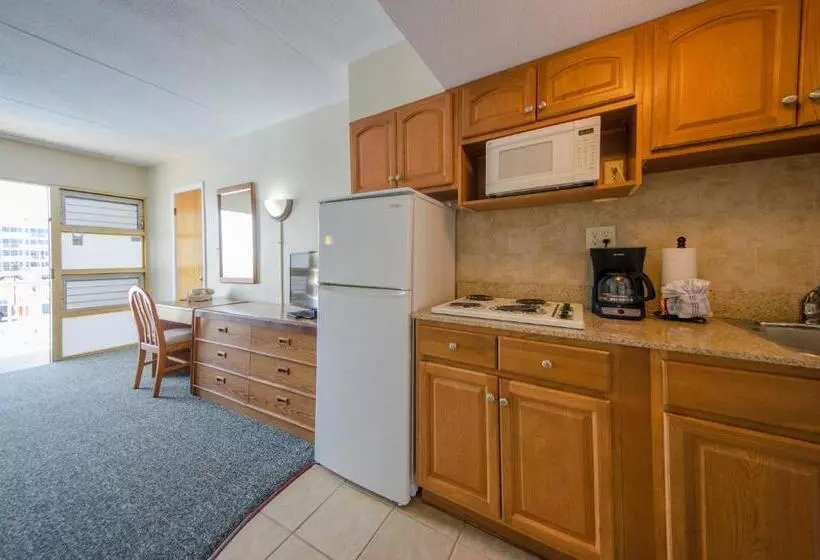 Sviitti Allasnäkymä, Attache Motel
