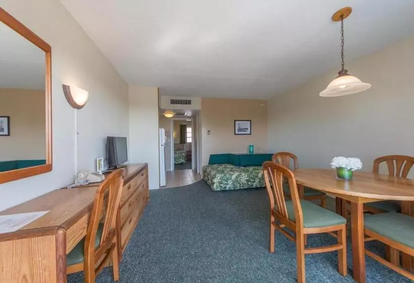 Sviitti Allasnäkymä, Attache Motel