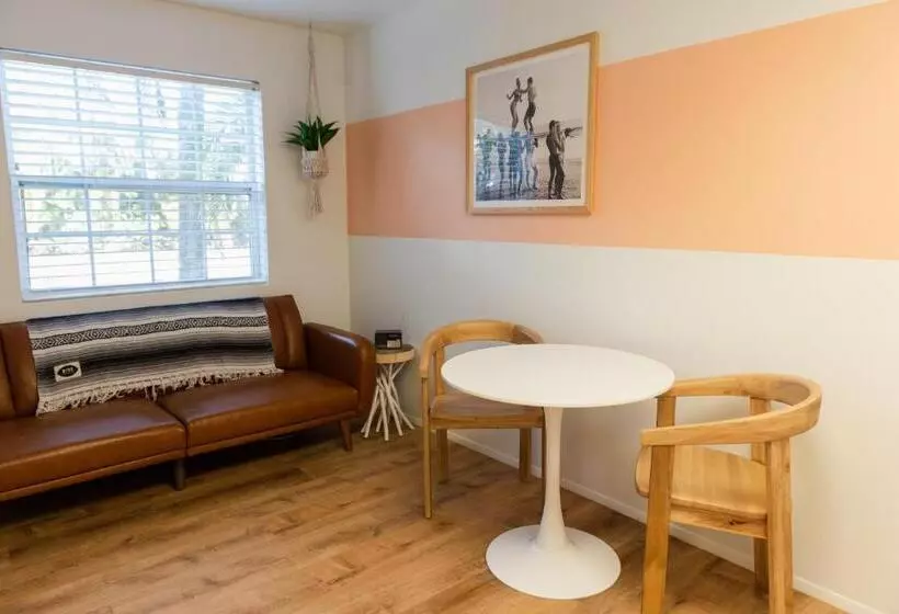 スタンダードスタジオ, Seaspray Surf Lodge