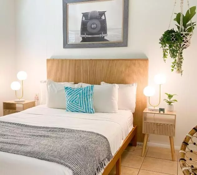 スタンダードスタジオ, Seaspray Surf Lodge