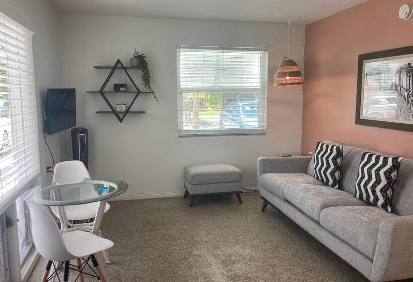 جناح, Seaspray Surf Lodge