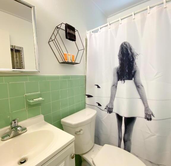 جناح, Seaspray Surf Lodge