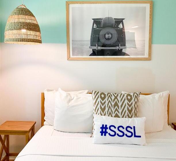 جناح, Seaspray Surf Lodge