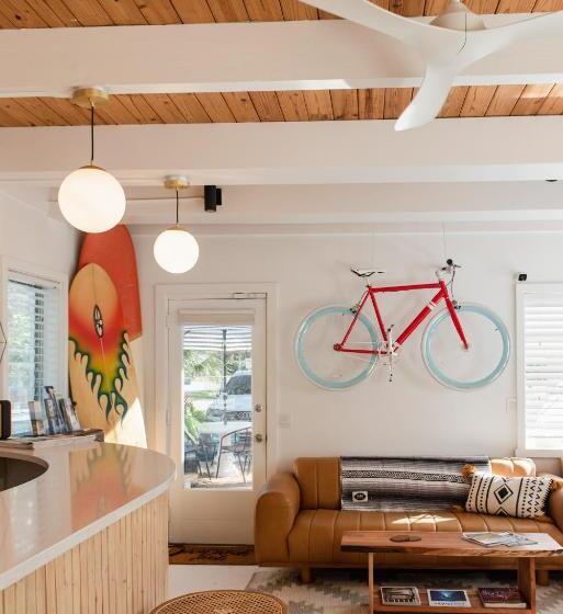 جناح, Seaspray Surf Lodge