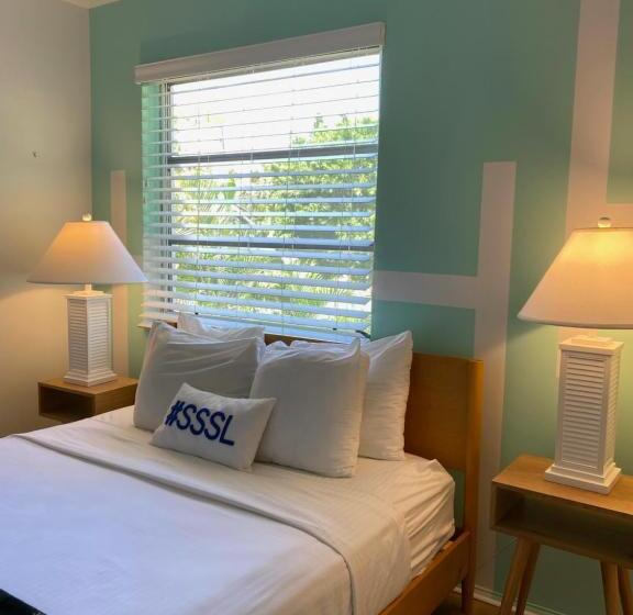 جناح, Seaspray Surf Lodge