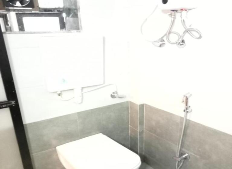 豪华三人间, New Sarah Inn, Andheri West